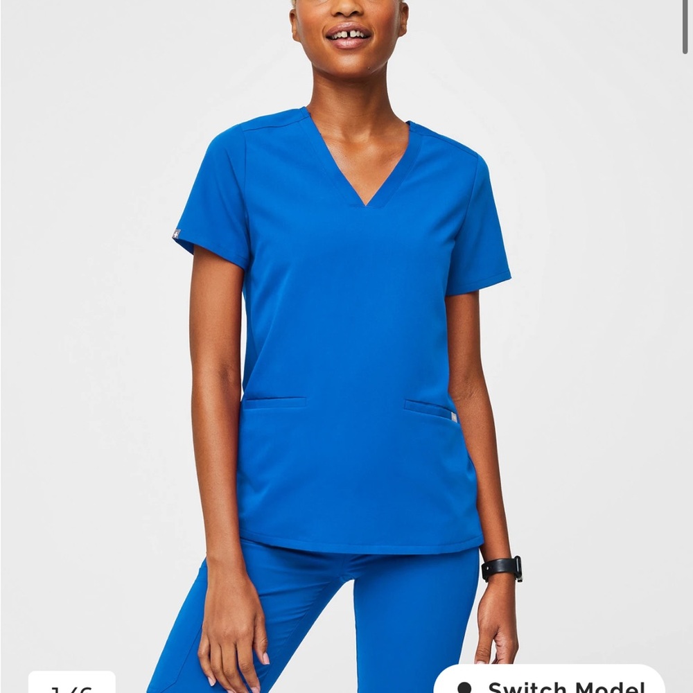 Figs Women's Casma 3-Pocket Scrub Top in Capri Blue